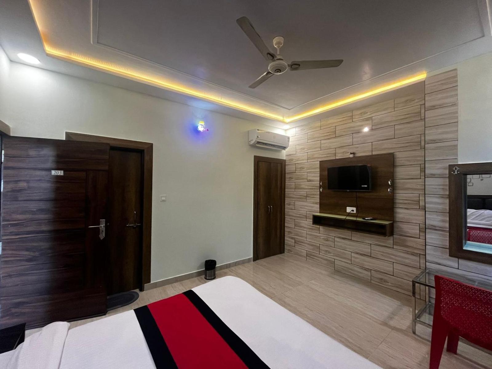 Taj Nice Point Manage By Taj Sunrise Group آغْرا المظهر الخارجي الصورة